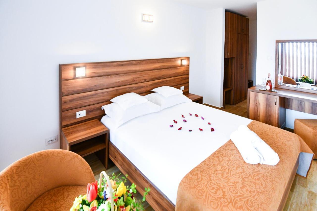 Complex Tismana 3* All Inclusive Jupiter Buitenkant foto