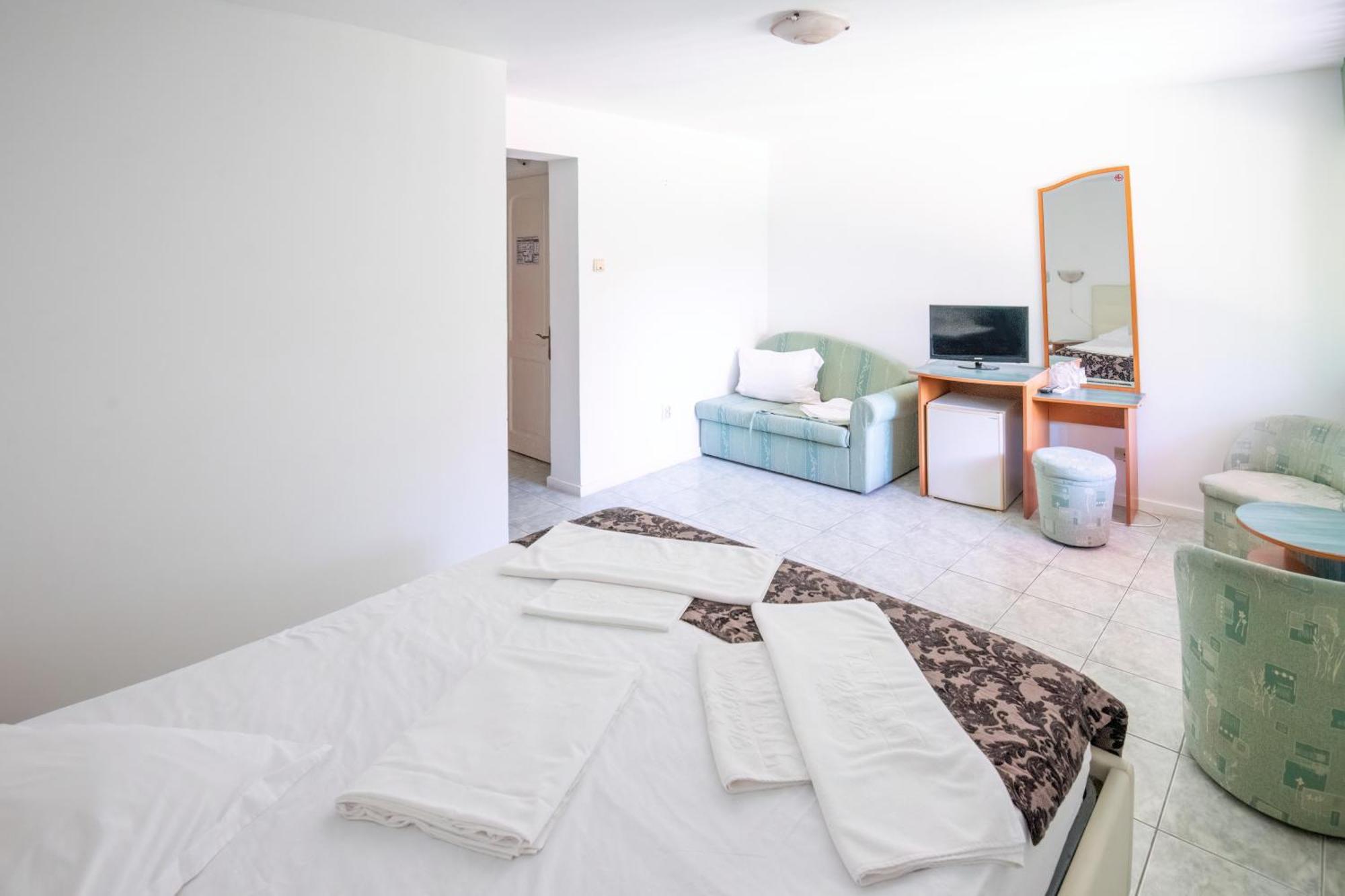Complex Tismana 3* All Inclusive Jupiter Buitenkant foto